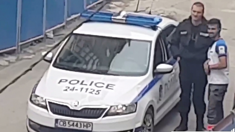 Видеоклип, на който се предполага, че столичен полицай получава подкуп,