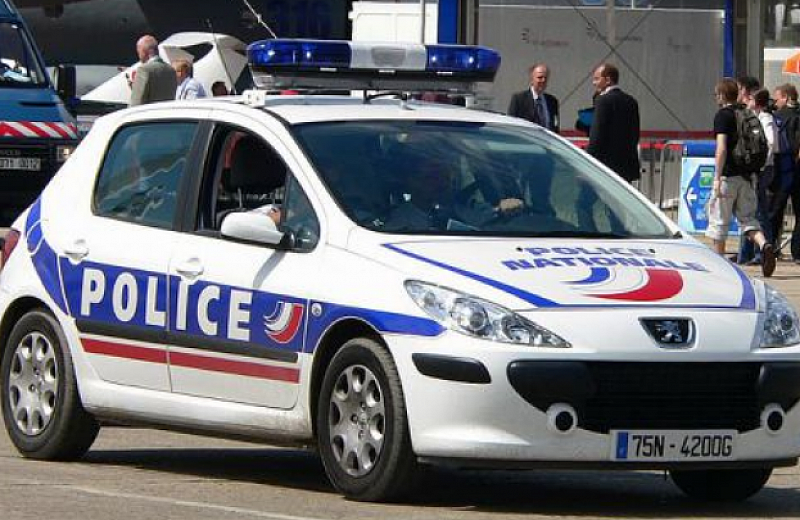 Френските антитерористични звена съобщиха че разследват нападение при което мъж