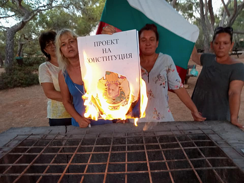 Българи в Кипър демонстрираха отношението си към предложения от премиера
