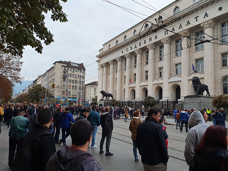Пред Съдебната палата в София се събира обичайното голямо множество