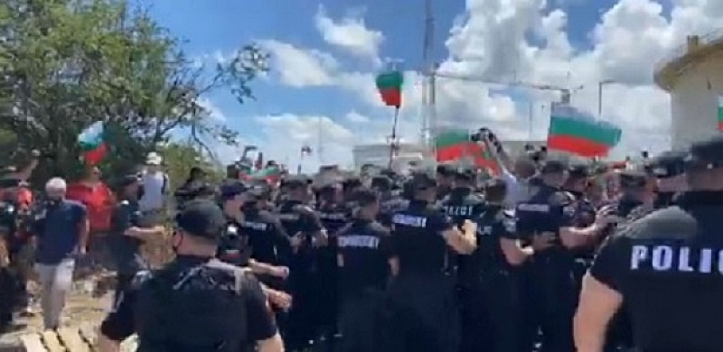 Все по напрегнато става на бариерата на парк Росенец където полицейски