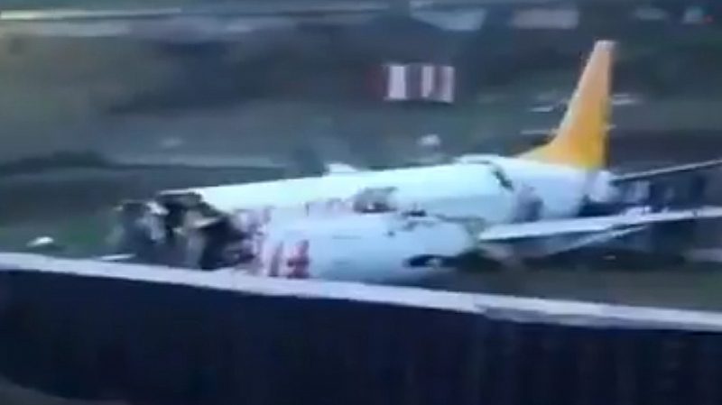 Самолет с пътници катастрофира на летище в Истанбул. Инцидентът е