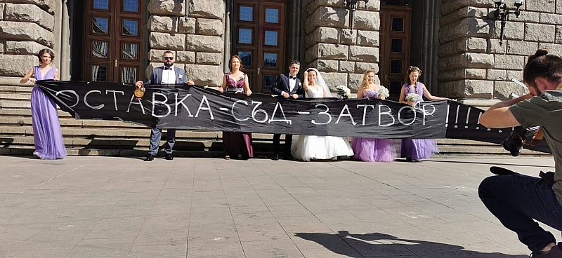 Младоженци се снимаха пред новото Народно събрание и бивш партиен