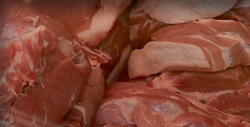 Няколко седмици преди Коледа цената на свинското месо продължава да