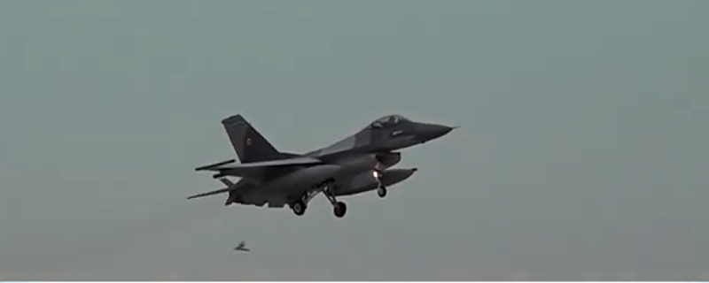 Изтребител F-16 Боен сокол“ (Fighting Falcon), разпределен към 8-о изтребително
