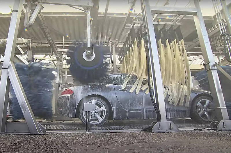 Снимка: Човек на заплата миел колата на шефа на завода за отпадъци?