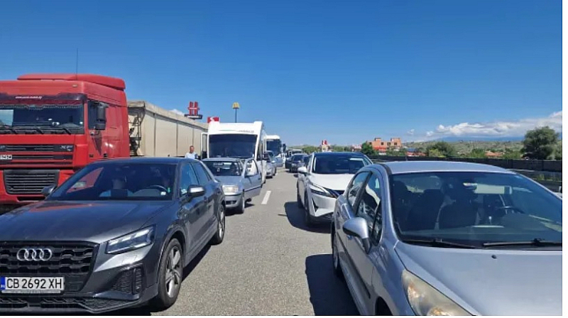 Автомобилите които искат да влязат от България в Гърция чакат