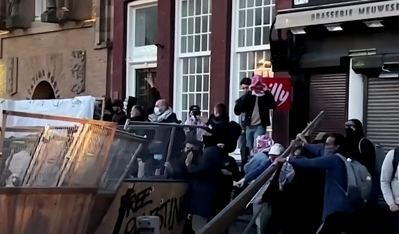 В Амстердам протестиращите на импровизирани бариери от бюра тухли и