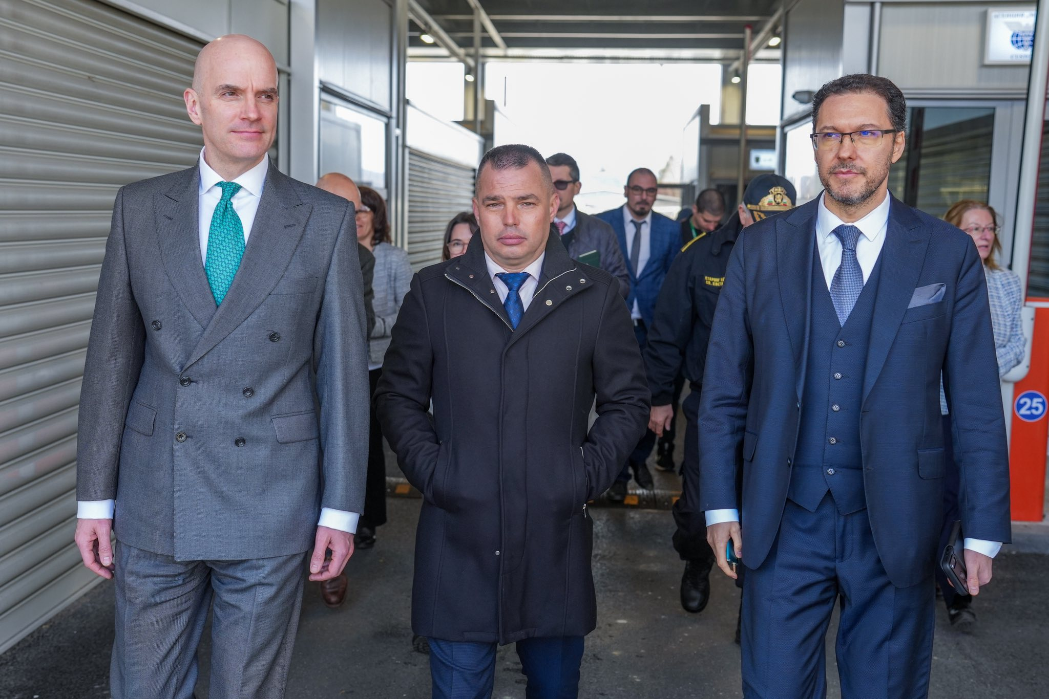 Но докато на границата се говори за сигурност друг въпрос