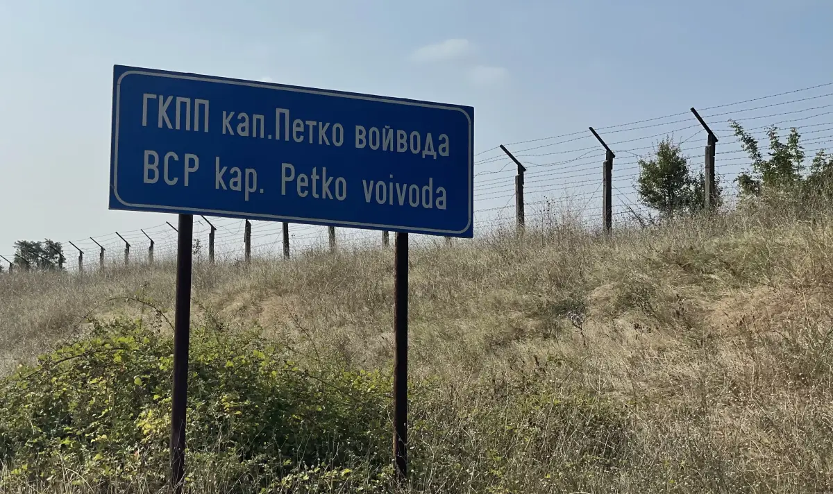 Изключително интензивно е движението на тежкотоварни автомобили на изхода на