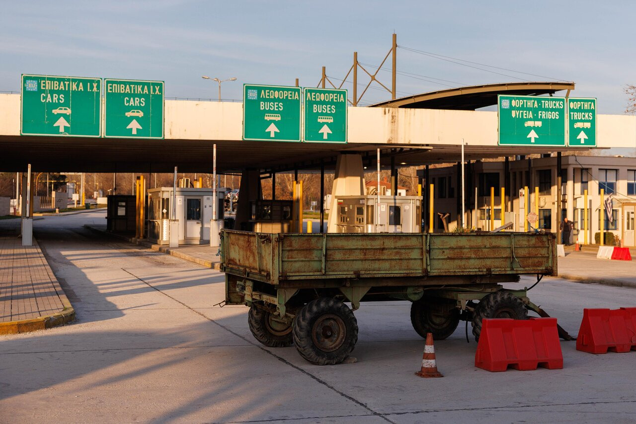 Обходът на ограничения участък се извършва по второстепенен път преминаващ