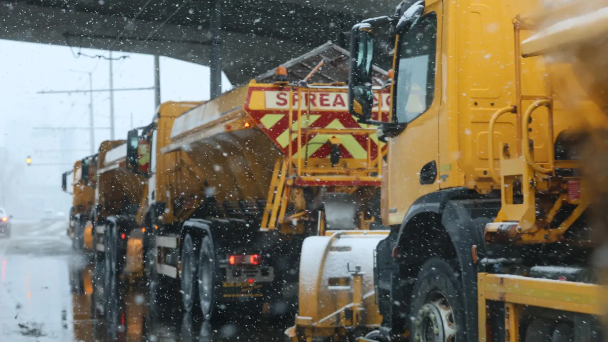 През нощта са извършени обработки със смеси против заледяване по