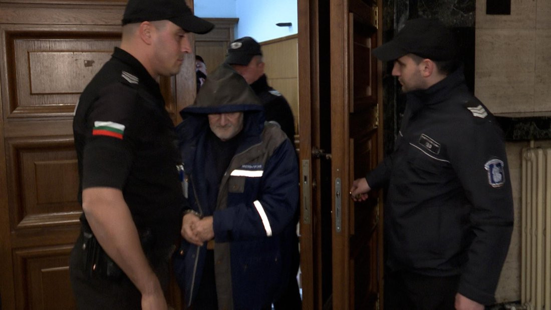 Двамата след като задигнаха малко над 2000 лева от магазина