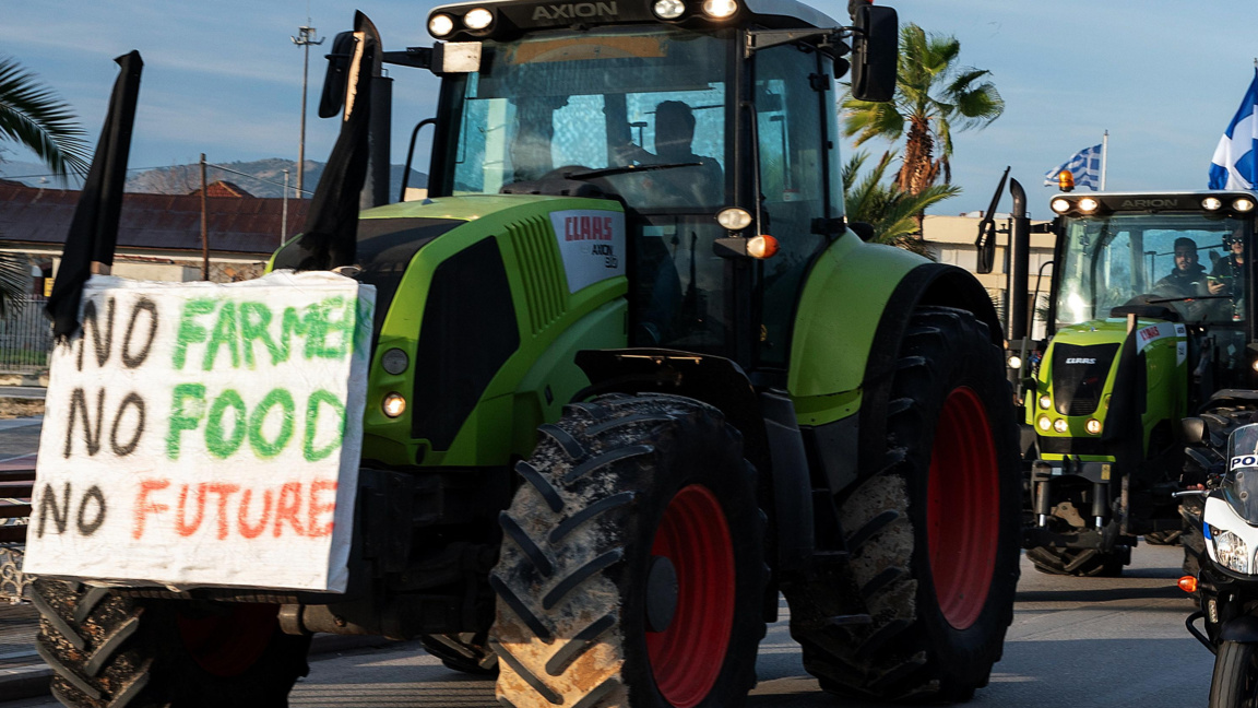 Земеделските производители остават в изчаквателна позиция преди обявената пълна блокада