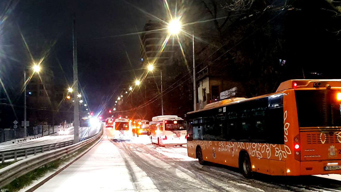 Тролеи и автобуси са имали затруднения с придвижването на улица