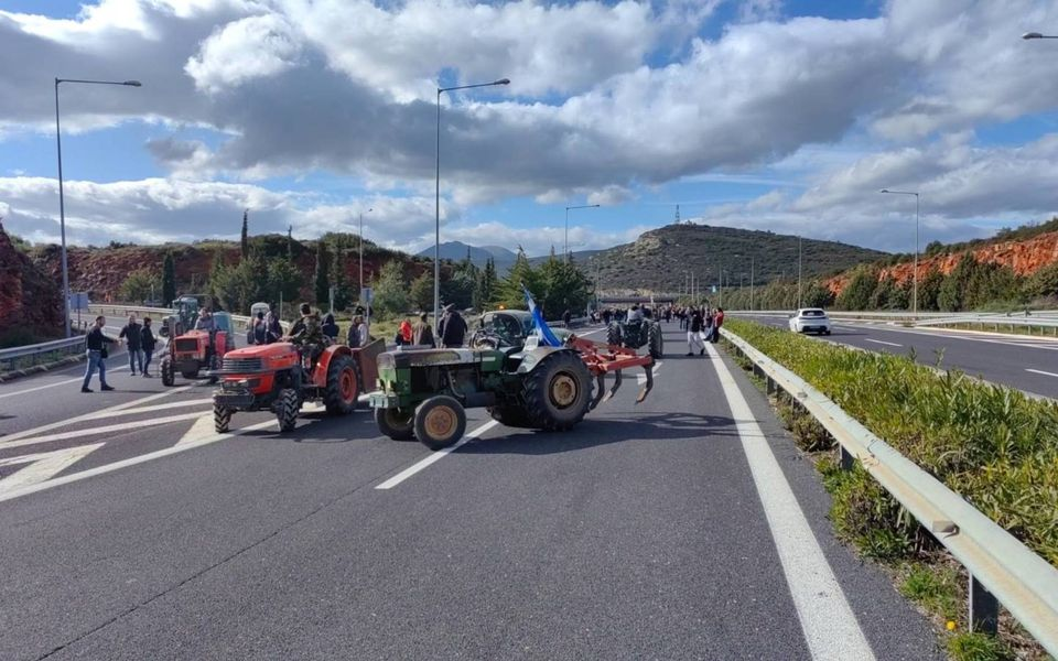 Леките автомобили засега преминават и в двете посоки  На Кулата