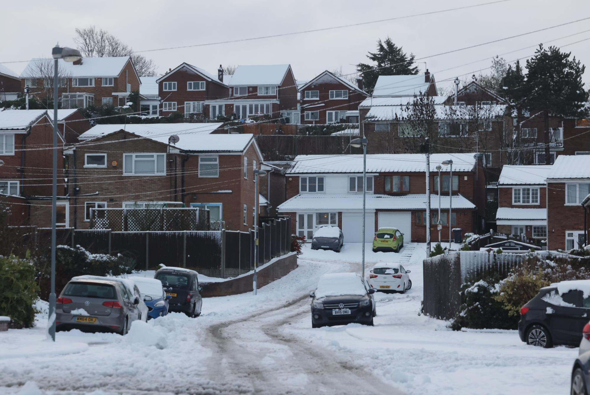Във Франция около 380 000 домакинства са останали без ток