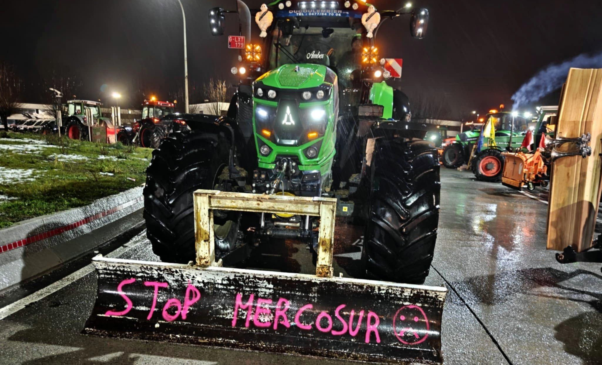 Около 60 трактора са се събрали пред сградата на летището