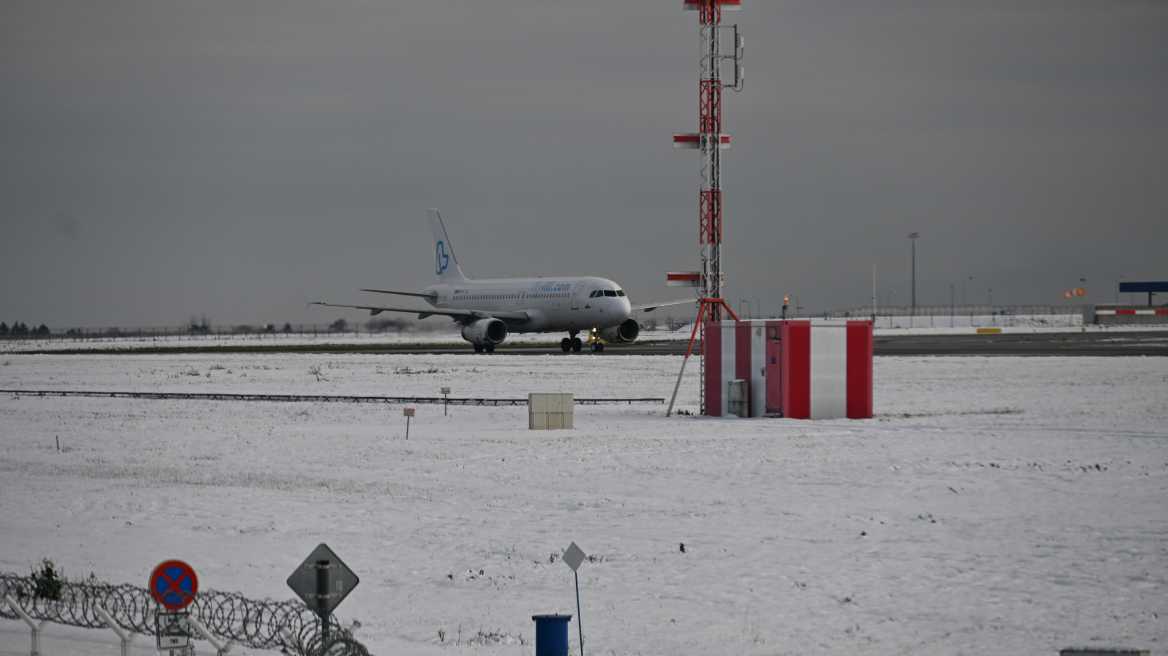Пристигащите полети биват пренасочвани а планираните излитания се забавят или