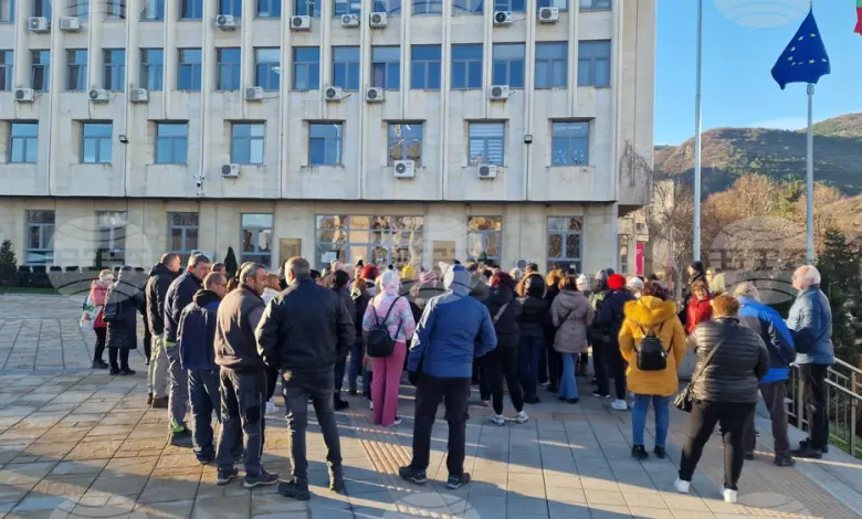 Междувременно от водоснабдителното дружество съобщиха че аварията на магистралния водопровод