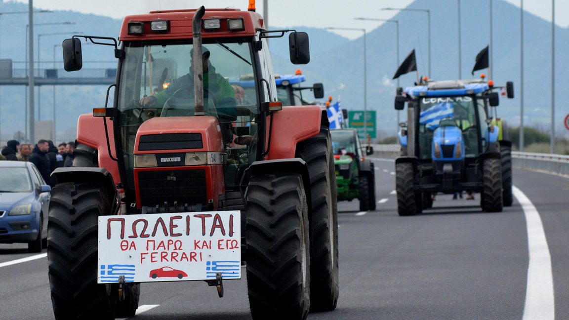 Със съдействието на полицията започна оттеглянето на тракторите от блокадите