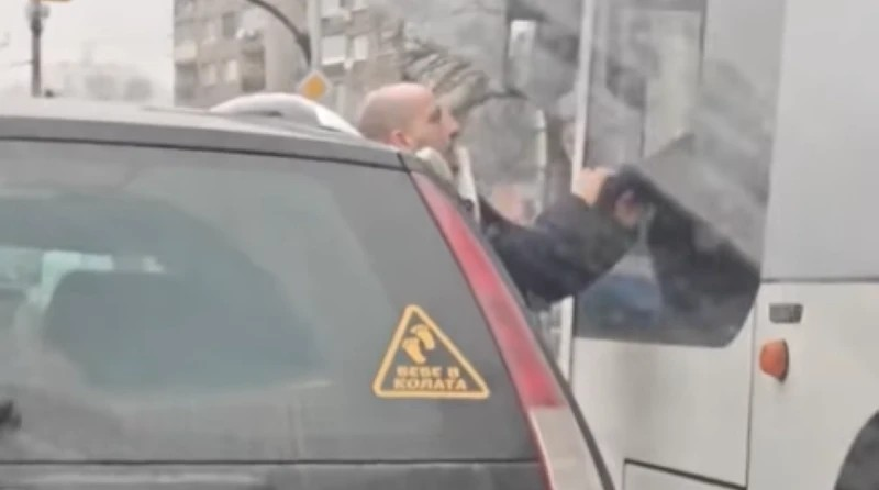 На видео споделено във Facebook се вижда как шофьорът на