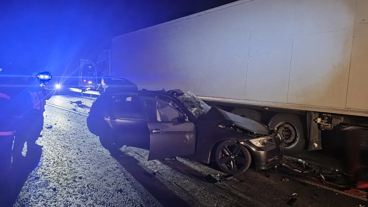 Тежкотоварният камион се е завъртял и ударил колата в която