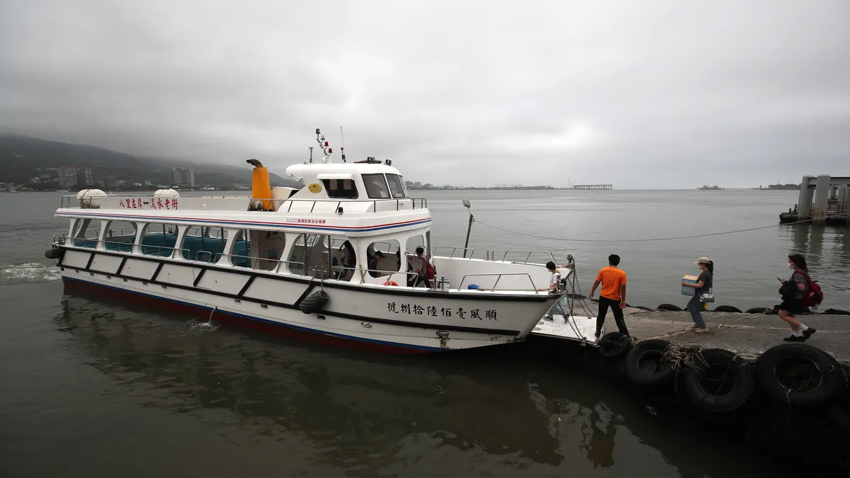 Корабът M V Trisha Kerstin 3 междуостровен ферибот е пътувал