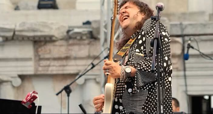 Първата си китара Караянев прави заедно с баща си който