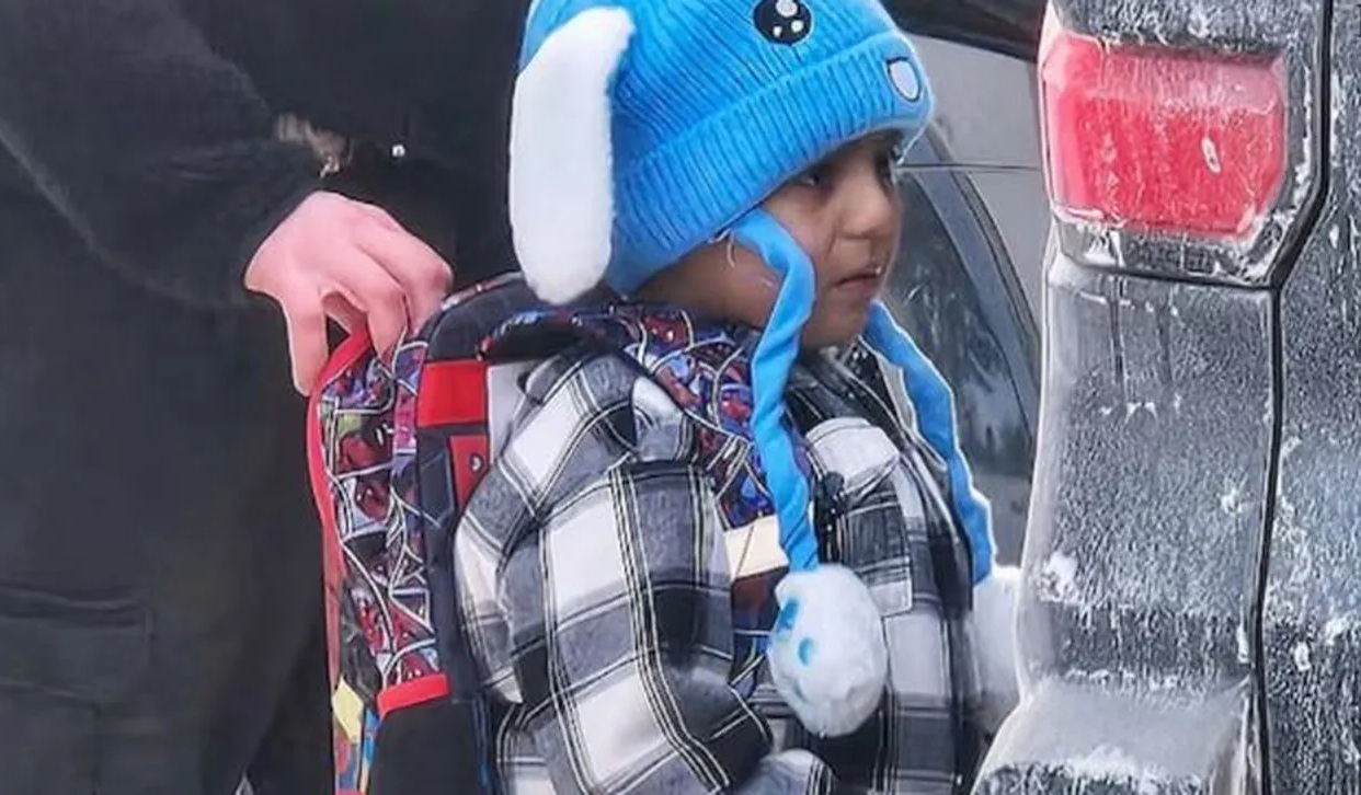 Около сто души се събраха пред център за задържане на