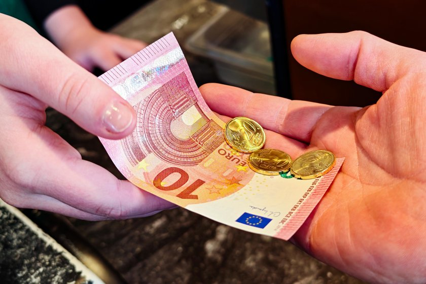 Снабдяването на кредитните институции с евробанкноти и евромонети се осъществява