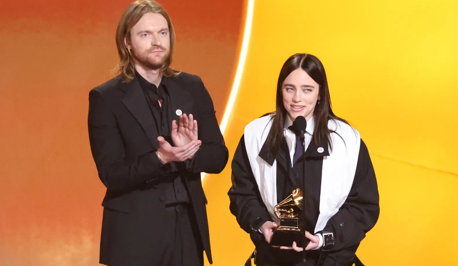 Били Айлиш получи награда за Песен на годината заедно с