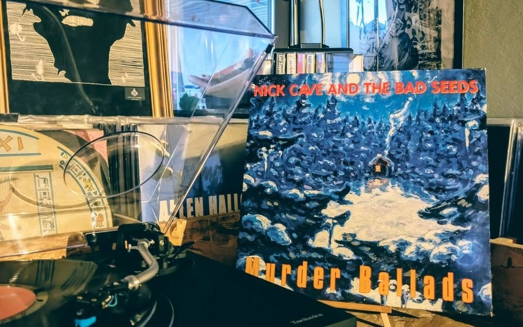 През 1996 г когато грънджът вече затихва а бритпопът е