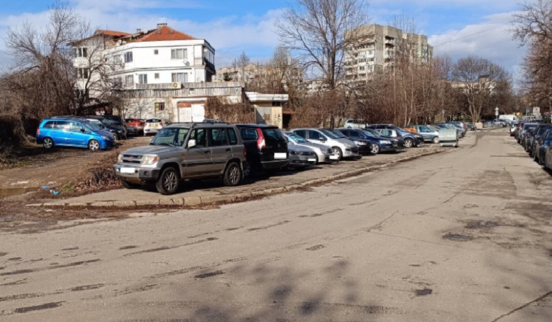 Петров е заснел автомобили паркирани по тротоарите в зелените площи