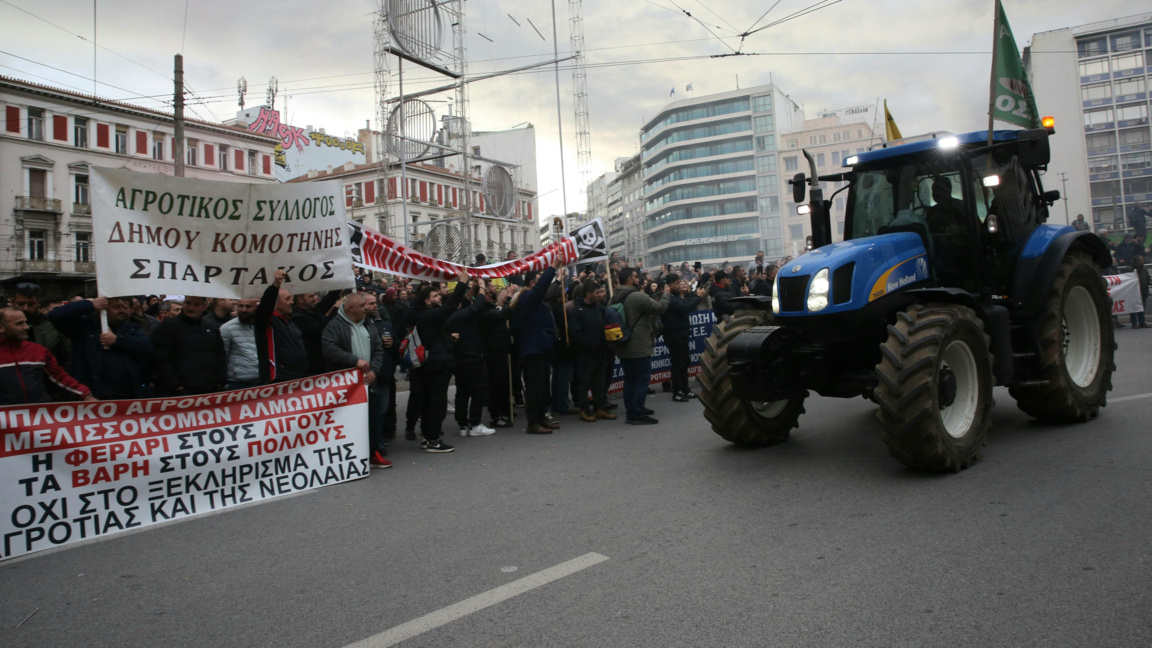 Гръцките фермери изтеглиха тракторите от централния площад в Атина продължи