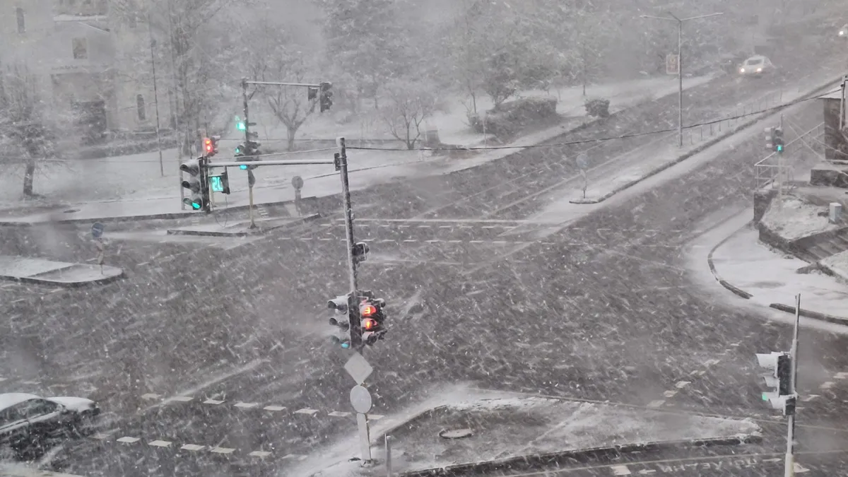 Заради обилния снеговалеж и усложнената зимна обстановка е затруднено движението