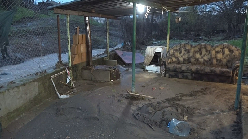 През деня силни валежи наводниха населени места в община Созопол