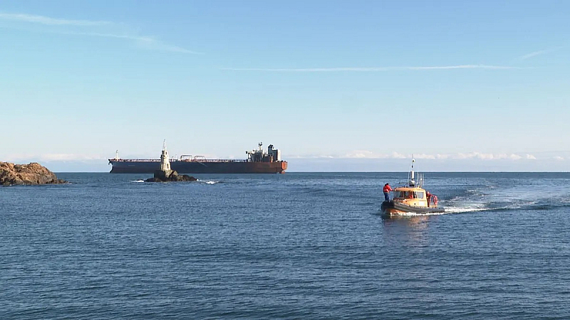 11 и ден поразеният от украински дронове танкер стои на