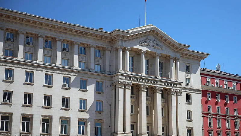 Сред многото точки в дневния ред са допълнителни разходи за