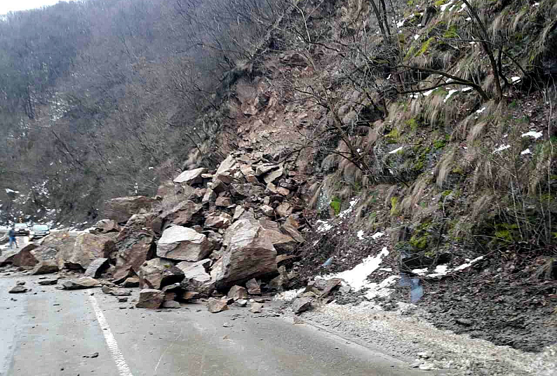 Паднала е земна маса върху платното за движение към град