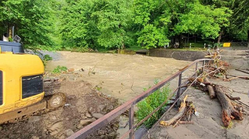 Река Бучка е излязла от коритото си и е наводнила дворове