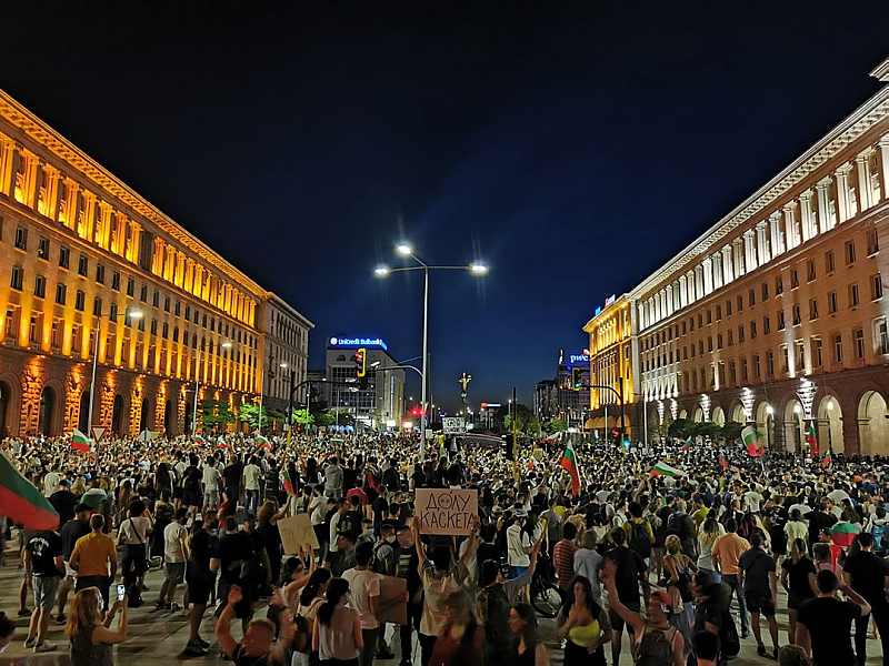 Яростните протести за оставката на правителството влязоха и в международните