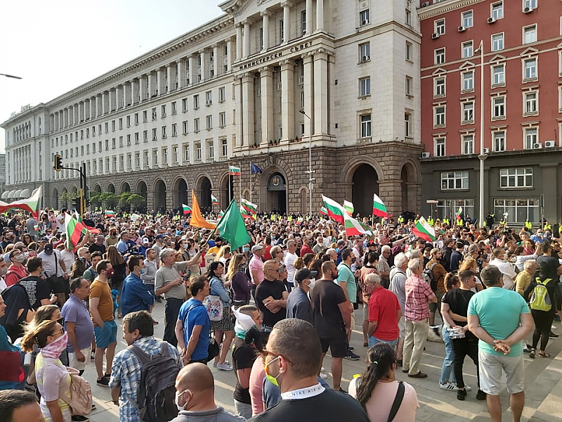 След дълго и продължително шествие из центъра на столицата хилядите