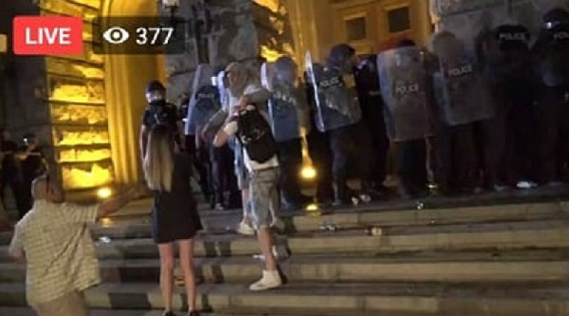 Протестиращи опитват да нахлуят в сградата на парламента На входа