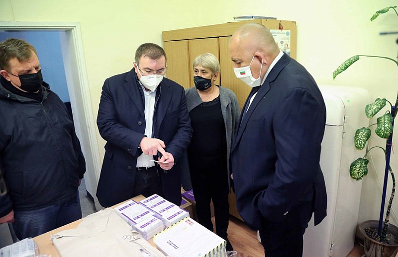 Премиерът Борисов загатна, че не е изключено ваксината да стане