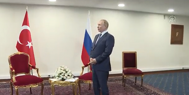 Кадрите заснети преди срещата във вторник показват как Путин се