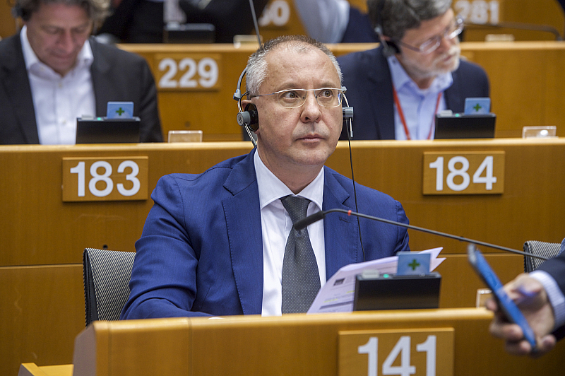 Българският евродепутат и президент на ПЕС Сергей Станишев беше избран