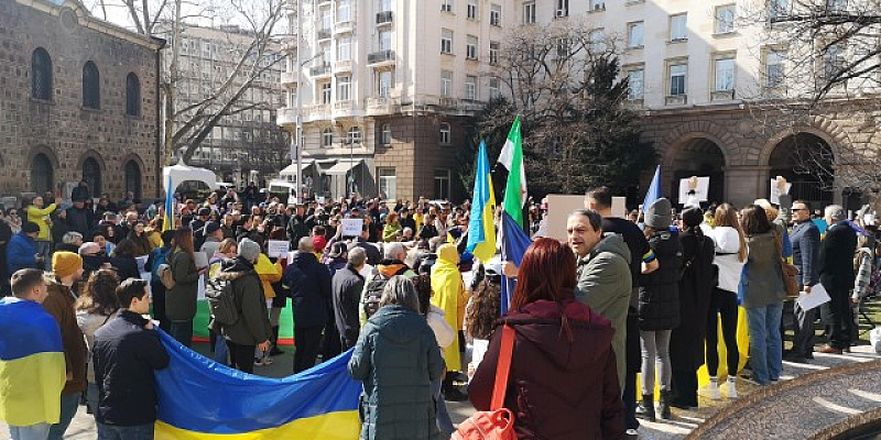 Голяма част от събралите се хора са украинци живеещи в