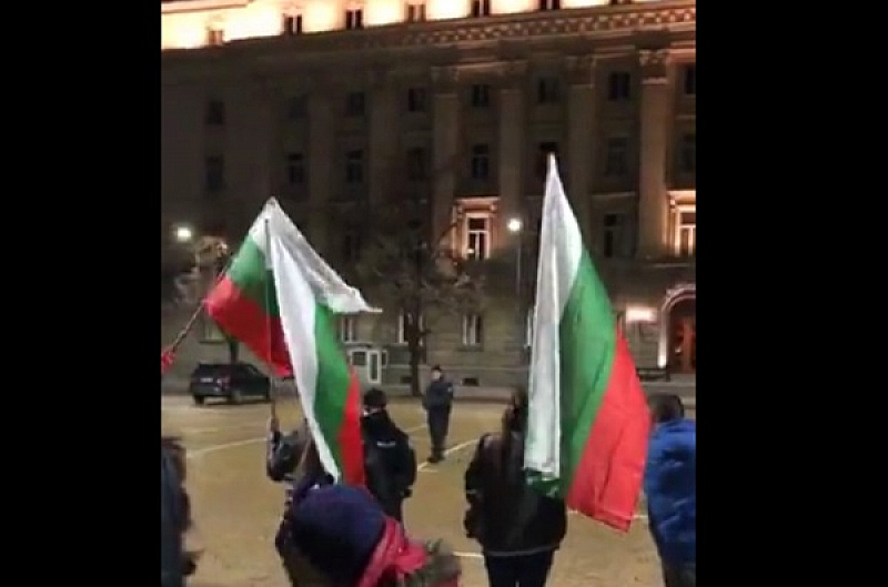 Протестиращи в района на Българската народна банка където се намира