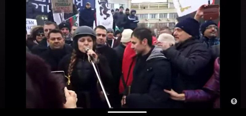 Стотици привърженици на партията на Костадин Костадинов се събраха пред